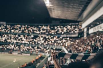 新疆伊宁一青年投资500万元，在当地自建FIFA标准足球场（配图示意）
